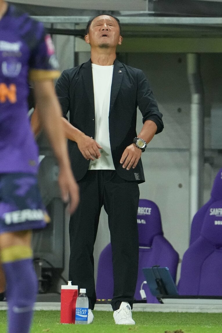 悔しそうに天を仰ぐ黒田剛監督　©Masashi Hara