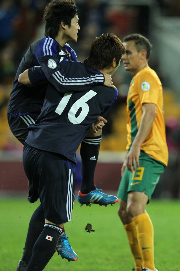 ブラジルW杯アジア最終予選のオーストラリア戦でゴールを決めた栗原勇蔵と喜ぶ内田篤人（2012年）　©Shigeki Yamamoto