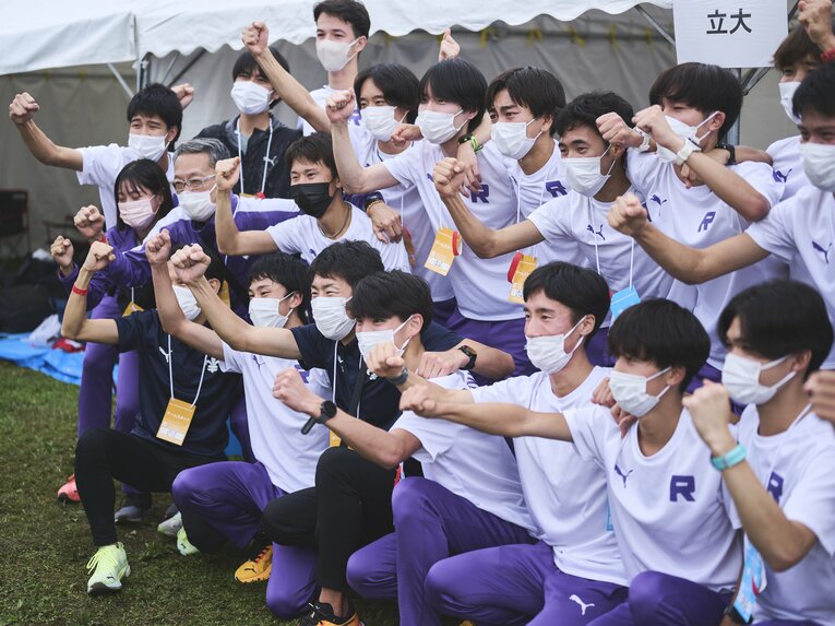 監督と立教大の選手たち　©YukiSuenaga