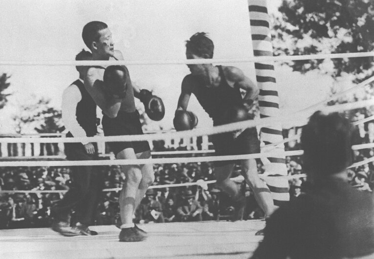 1929年の明治神宮競技大会。神宮相撲場での拳闘（ボクシング）の試合（資料写真） ©KYODO