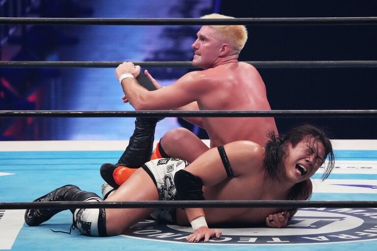 竹下幸之介の足を取るザック・セイバーJr. 　©Essei Hara