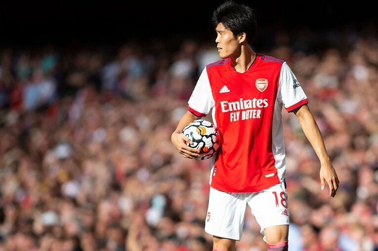 エミレーツスタジアムのピッチに立った冨安健洋。デビュー戦にしてすでに主力の風格があった ／ photograph by REX/AFLO