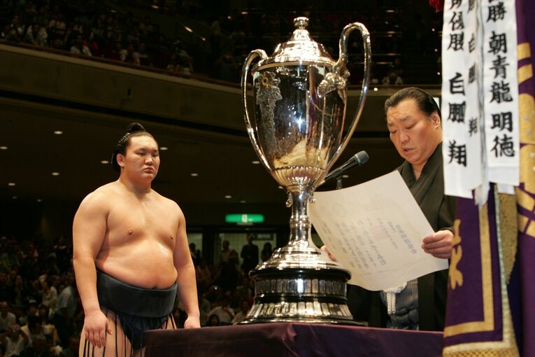 優勝した白鵬に賜杯を授与する北の湖理事長　©JMPA
