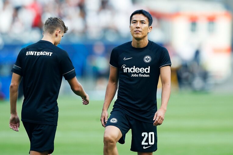 「“鎌田大地と守田英正が一緒に写った1枚”を狙いたいけど…」「長谷部誠はすでにコーチのように」CL日本人対決と“美しい夕焼け”撮影ウラ話(4)