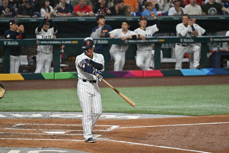 四球で歩くシーンも　©︎Naoya Sanuki