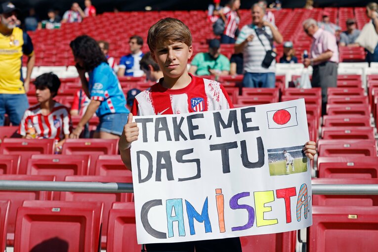 「タケはゲームで使ってるよ」少年と敵地大ブーイングの愛憎…月間MVP久保建英22歳が“アトレティコサポに認められた勲章”を撮った(4)