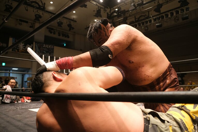 蛍光灯で殴り合い、大流血して…メキシコ人デスマッチファイター「もっと日本にいたい」ビオレント・ジャックの切実な思い「外国人がって…でも、ここがオレの家」(84)