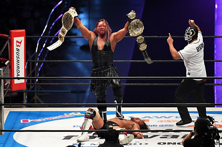 ニュージャパンカップで優勝した翌日の試合で、IWGPヘビー＆インターコンチネンタル王者・内藤哲也を破ったEVIL。 ／ photograph by Essei Hara