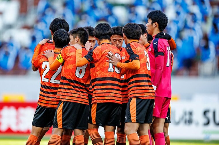 年末年始の定番である高校サッカー選手権。ブラジルの人気フットボール番組でも高川学園の「トルメンタ」が取り上げられている ／ photograph by Kiichi Matsumoto