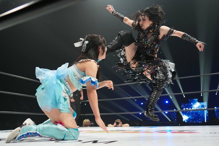 玖麗さやかを蹴る上谷沙弥　©Essei Hara