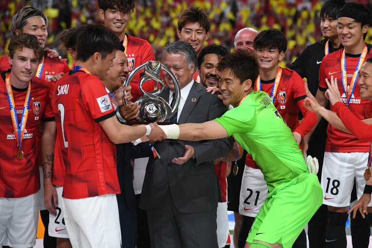 現キャプテンの酒井宏樹に手を引かれる前キャプテンの西川周作