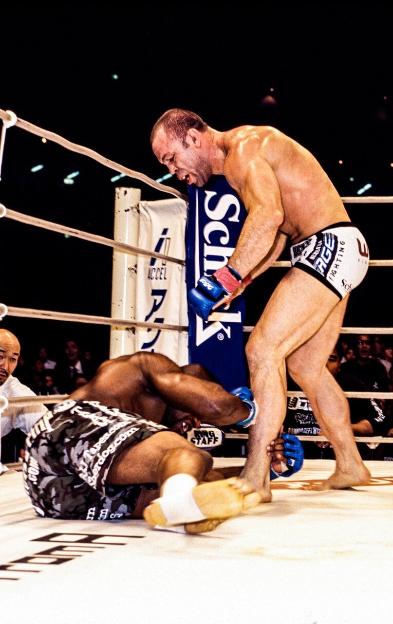 計22発の膝蹴りを浴びて崩れ落ちるジャクソン　©Susumu Nagao