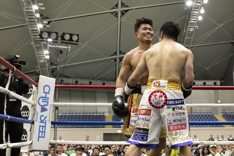 引退興行で八重樫東にねぎらわれる木村翔　©Tadashi Hosoda
