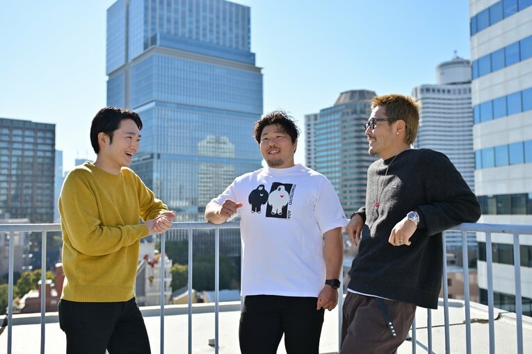 「よわいはつよいプロジェクト」の発起人：左から小塩靖崇（国立精神・神経医療センター研究員）、川村慎（ラグビー選手）、吉谷吾郎（クリエイティブディレクター）©︎Hideki Sugiyama