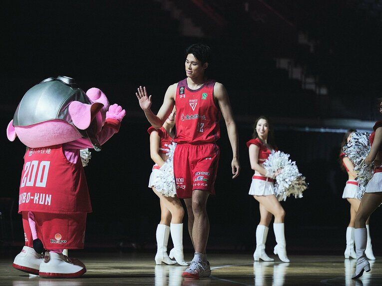 千葉ジェッツの公式マスコットキャラクターのジャンボくんとハイタッチをする金近廉