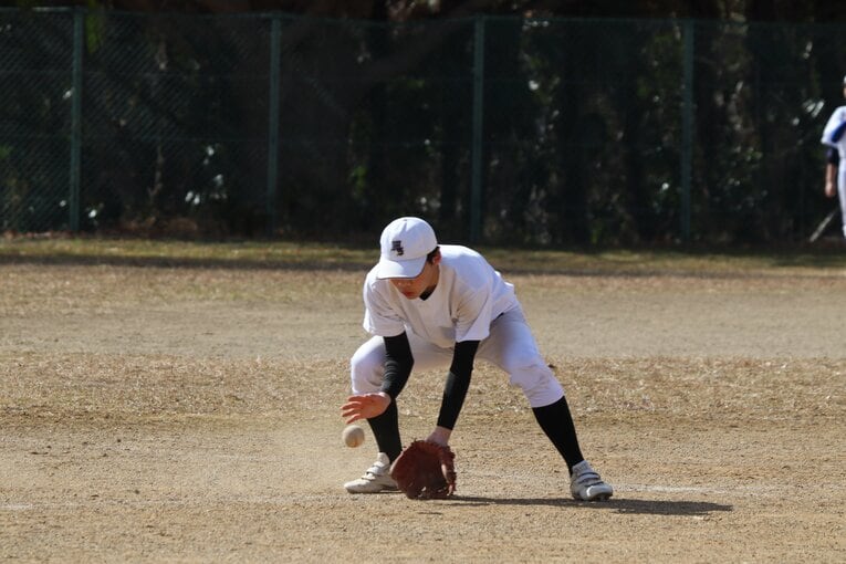 ゴロを丁寧に捕球する水戸三・江橋遥斗選手　©Yuki Kashimoto