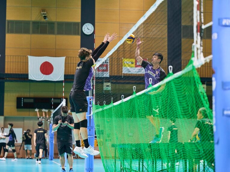 深津貴之コーチ、小野寺太志（日本代表合宿の練習風景）©︎Yuki Suenaga
