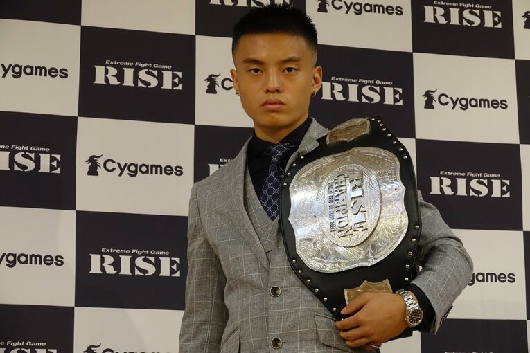 RISEスーパーフライ級王者の大崎一貴に挑戦する風音　©Koji Fuse