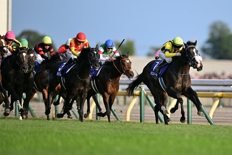 馬群から抜け出したマスカレードボール　©Keiji Ishikawa