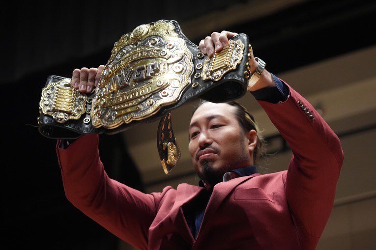 IWGPヘビー級王座のベルトを掲げる辻陽太　©Essei Hara