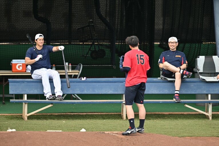 マイアミ入り後、大勢の投球練習を笑顔で見守る大谷翔平と吉井理人投手コーチ　©Naoya Sanuki