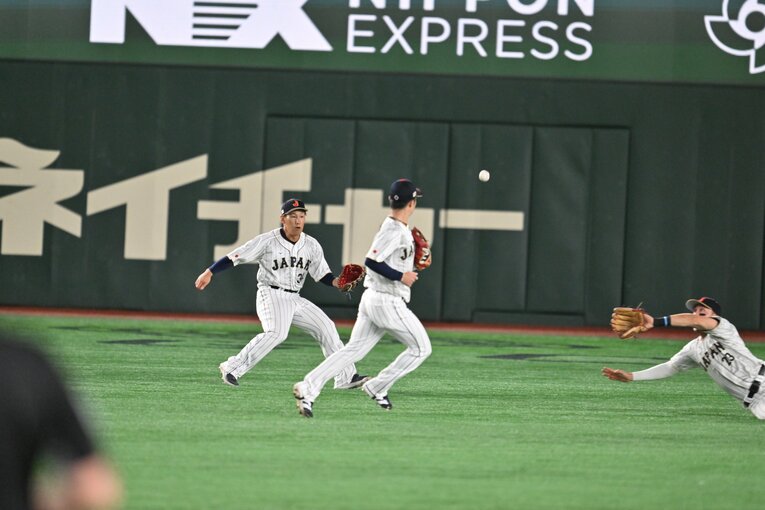 WBC韓国戦の5回、頭からダイビングでのスーパーキャッチの瞬間（1／3枚）。連夜のファインプレーで会場を沸かせたヌートバー　©Naoya Sanuki