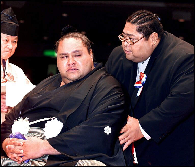 2001年9月。曙の断髪式に出席し、髷に鋏を入れた小錦　©Getty Images