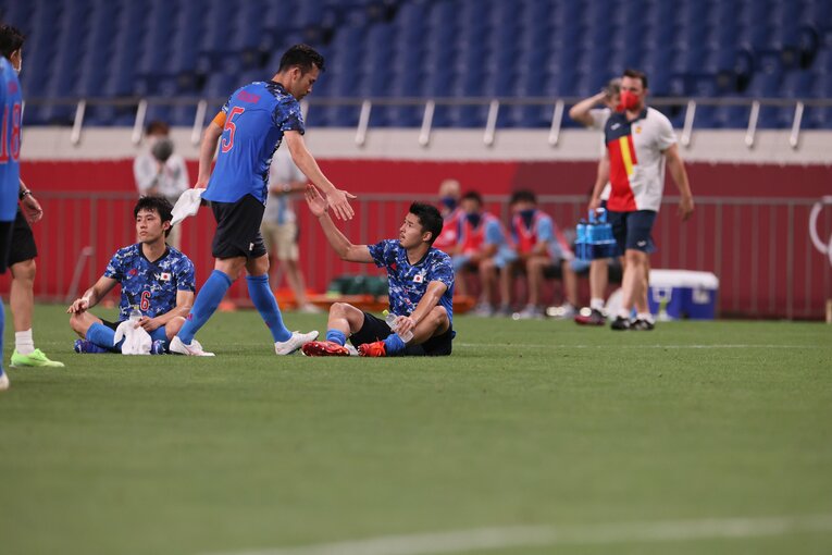 東京五輪、試合後に中山に声をかける吉田麻也　©JMPA