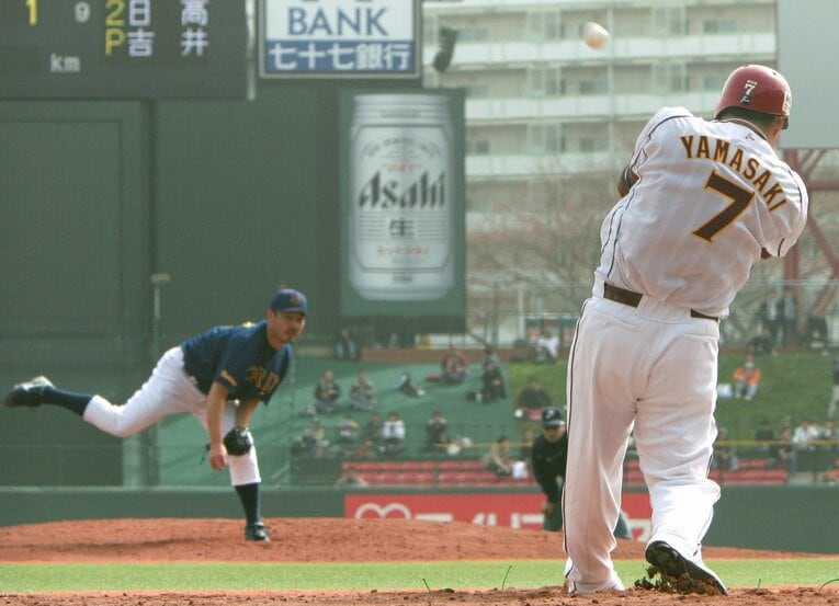 筆者が球場で見た山崎武司（楽天）のホームラン。2007年4月1日、投手は吉井理人（オリックス）　©KYODO
