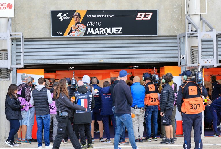 常にメディアが集うマルケスのガレージ前　©Satoshi Endo