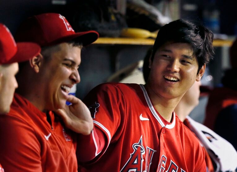 ホセ・スアレスにちょっかいを出して大笑いする大谷　©Getty Images