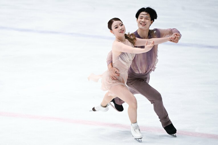 初の国際大会出場となった「木下グループ杯」で演技を行う紀平梨花・西山真瑚　©Asami Enomoto【スワイプするとそのほかの写真もご覧になれます】