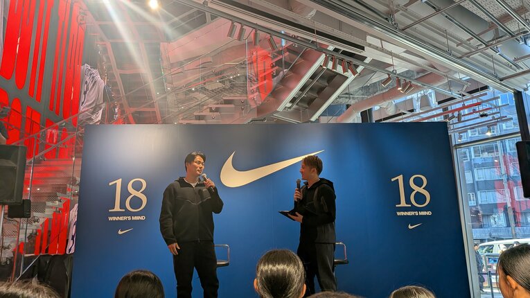 NIKI原宿で行なわれた山本由伸トークショー。司会の杉谷拳士さん（右）が山本の本音を引き出した　©️NumberWeb