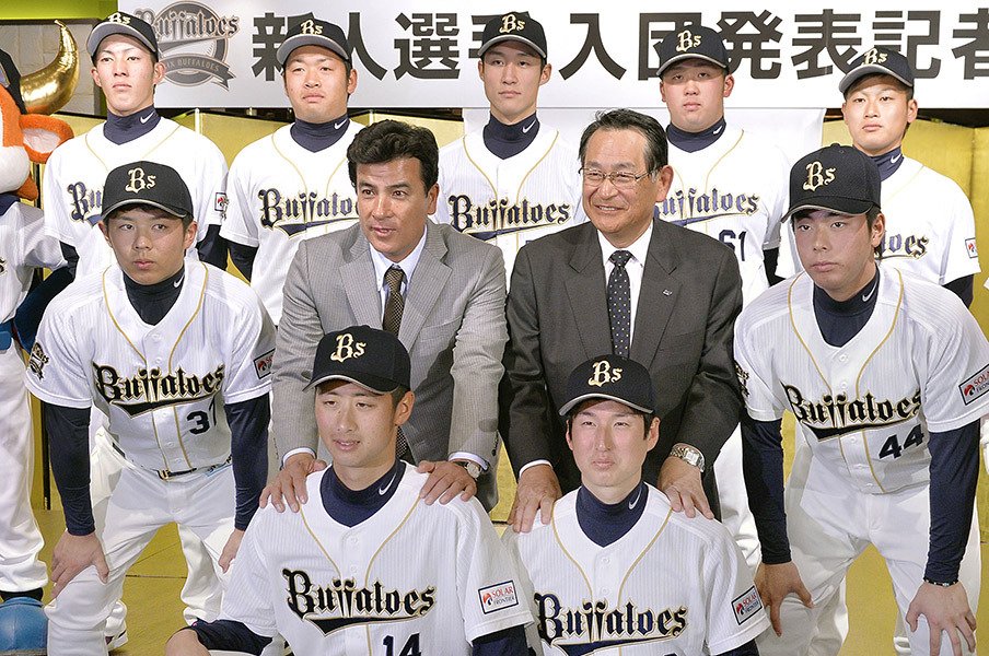 糸井、小谷野という「異次元」体験。オリックス流、若手を伸ばす方法論。<Number Web> photograph by Kyodo News