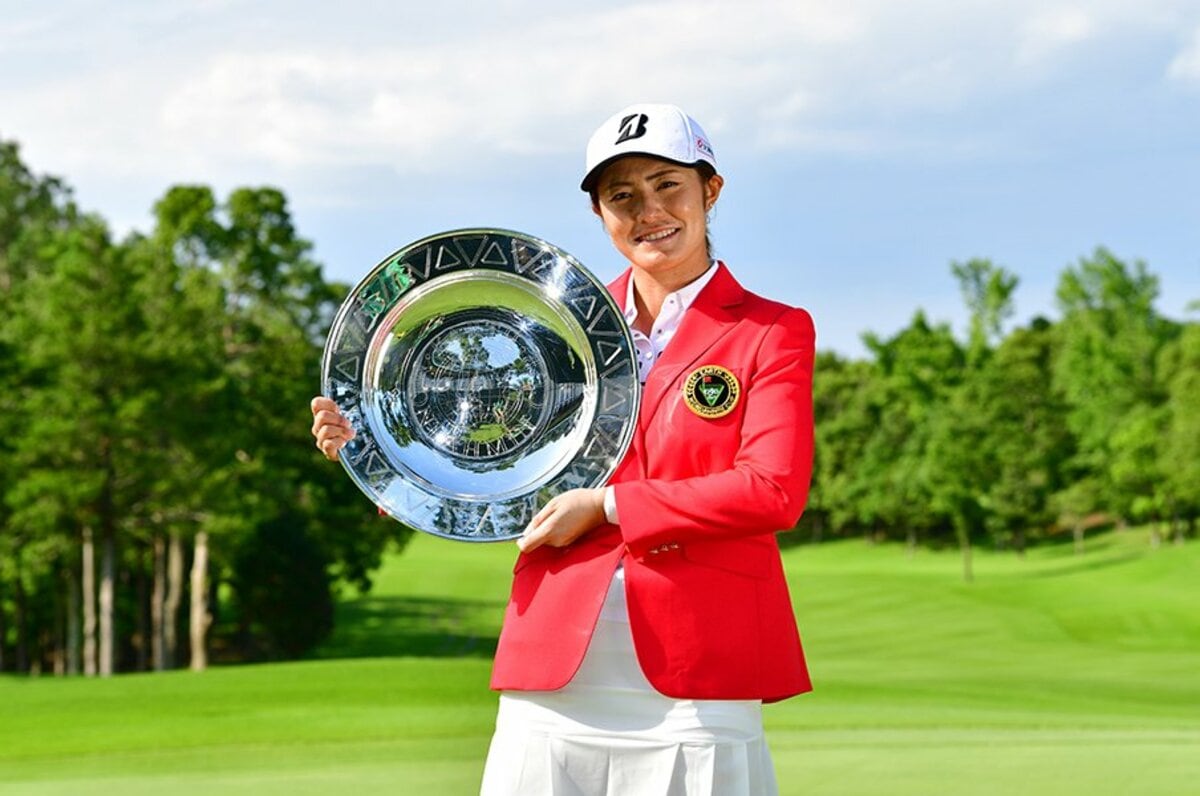 渡邉彩香 20枚限定 ホロスペクトラ 「2年ぶり5度目の優勝」 エポックワン エポック社の公式オンラインショップです。ホロスペクトラ(並び