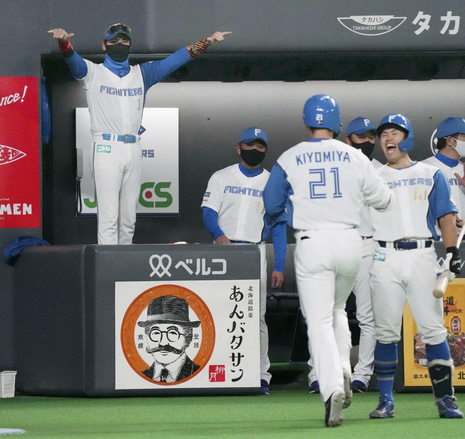 巨人戦で2打席連続本塁打を放った清宮。新庄監督も大喜び ©Kyodo News