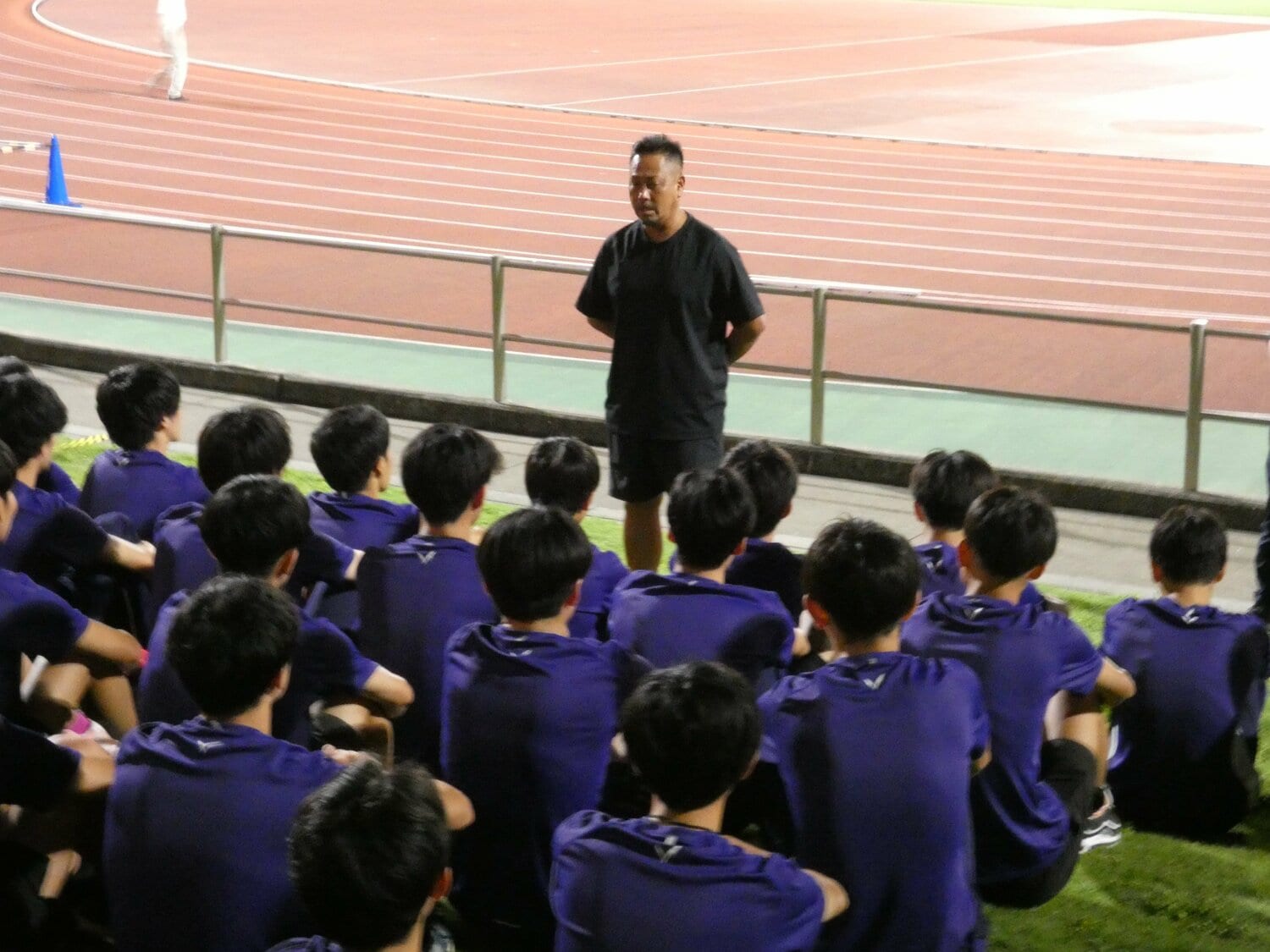 厳しい戦いが続く明治大の山本監督　©Shun Sato