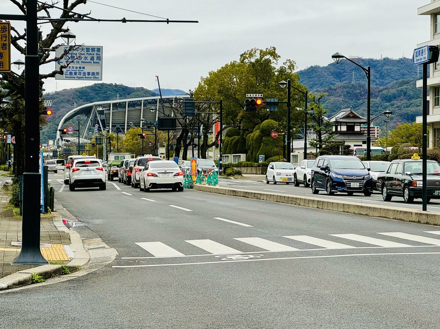 城南通りを歩いていくと見えてくる新スタジアム　©Atsushi Iio