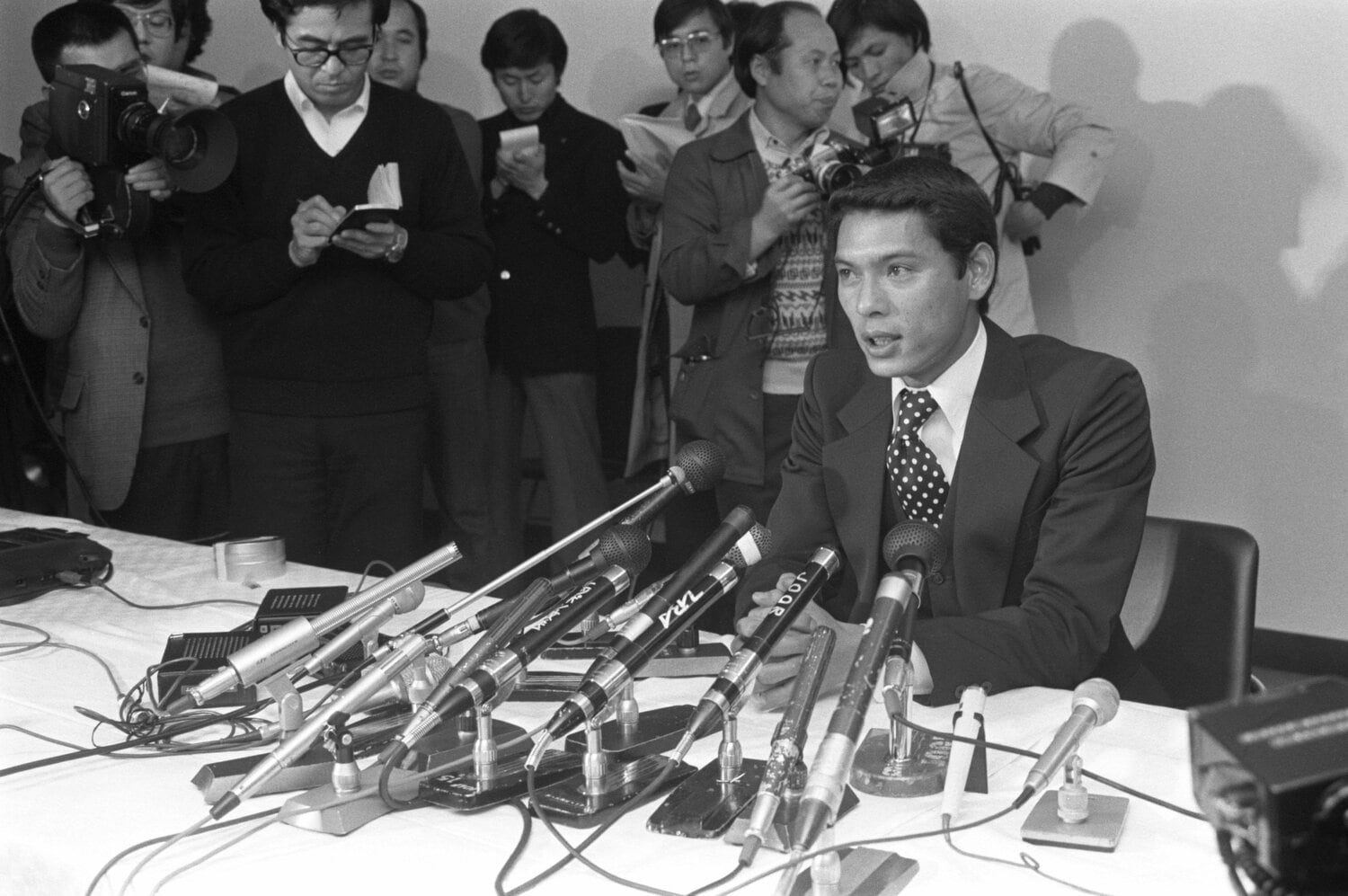 阪神入りを承諾し、1月31日の深夜に急きょ会見を行った小林繁 ©JIJI PRESS