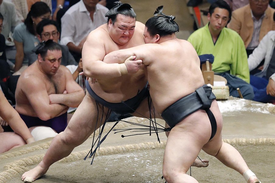 稀勢の里の相撲と雰囲気が変わった。超人と凡人が同居する横綱から今は。＜Number Web＞ photograph by Kyodo News