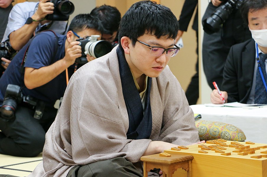 「棋力は誰にでもつく」「勝ちパターンを確立できた」なぜ“将棋の鬼”は藤井聡太に敗れ続けて強くなるのか「私はそこしか見ていないので」＜Number Web＞ photograph by Shintaro Okawa