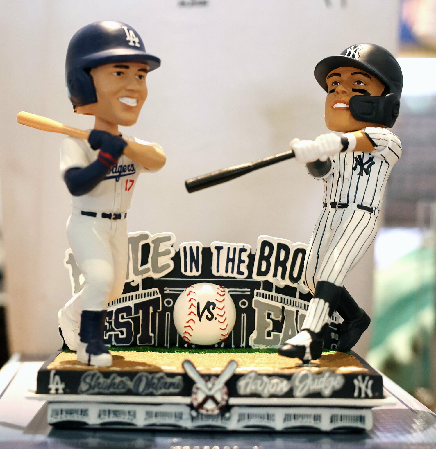 ヤンキースタジアム内の売店で販売されている「ジャッジ×大谷」のコラボグッズ　©︎JIJI PRESS