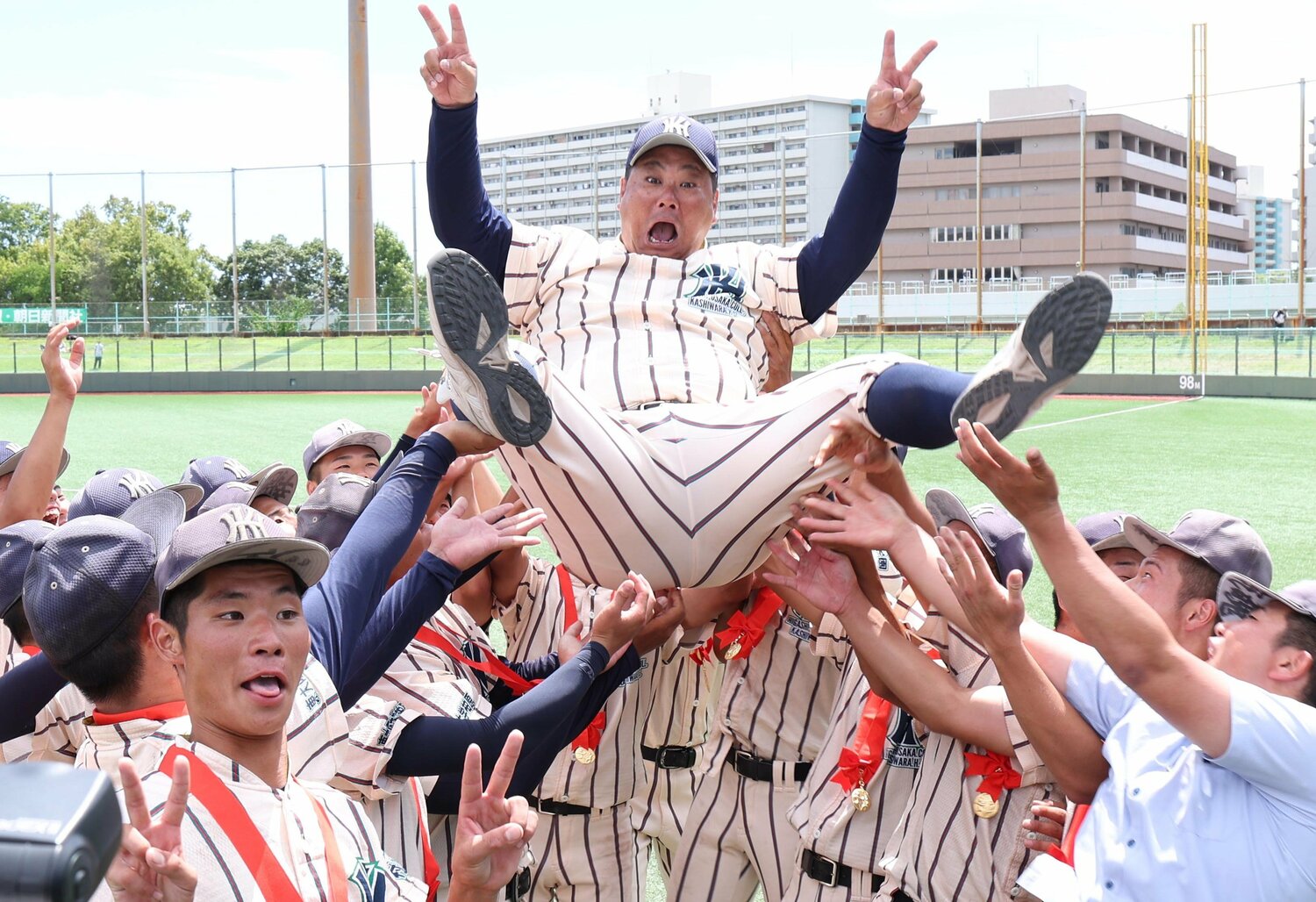 胴上げされる土井監督　©SANKEI SHIMBUN