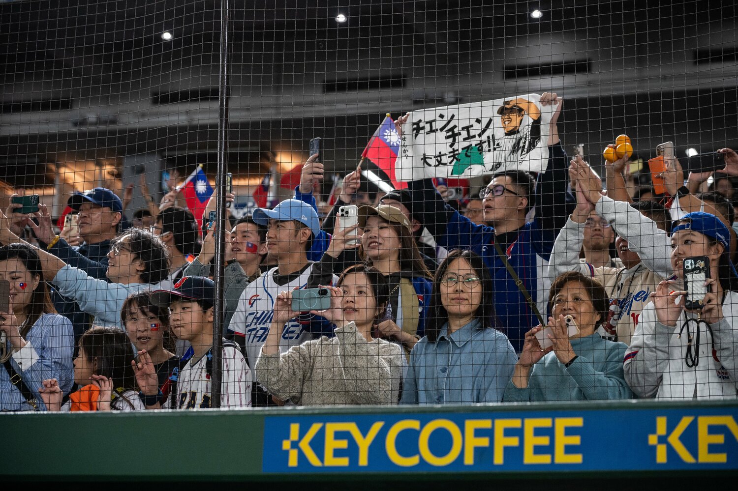 東京ドームに駆けつけた台湾ファンもチェンのタオルを掲げて声援を送った ©︎Nanae Suzuki