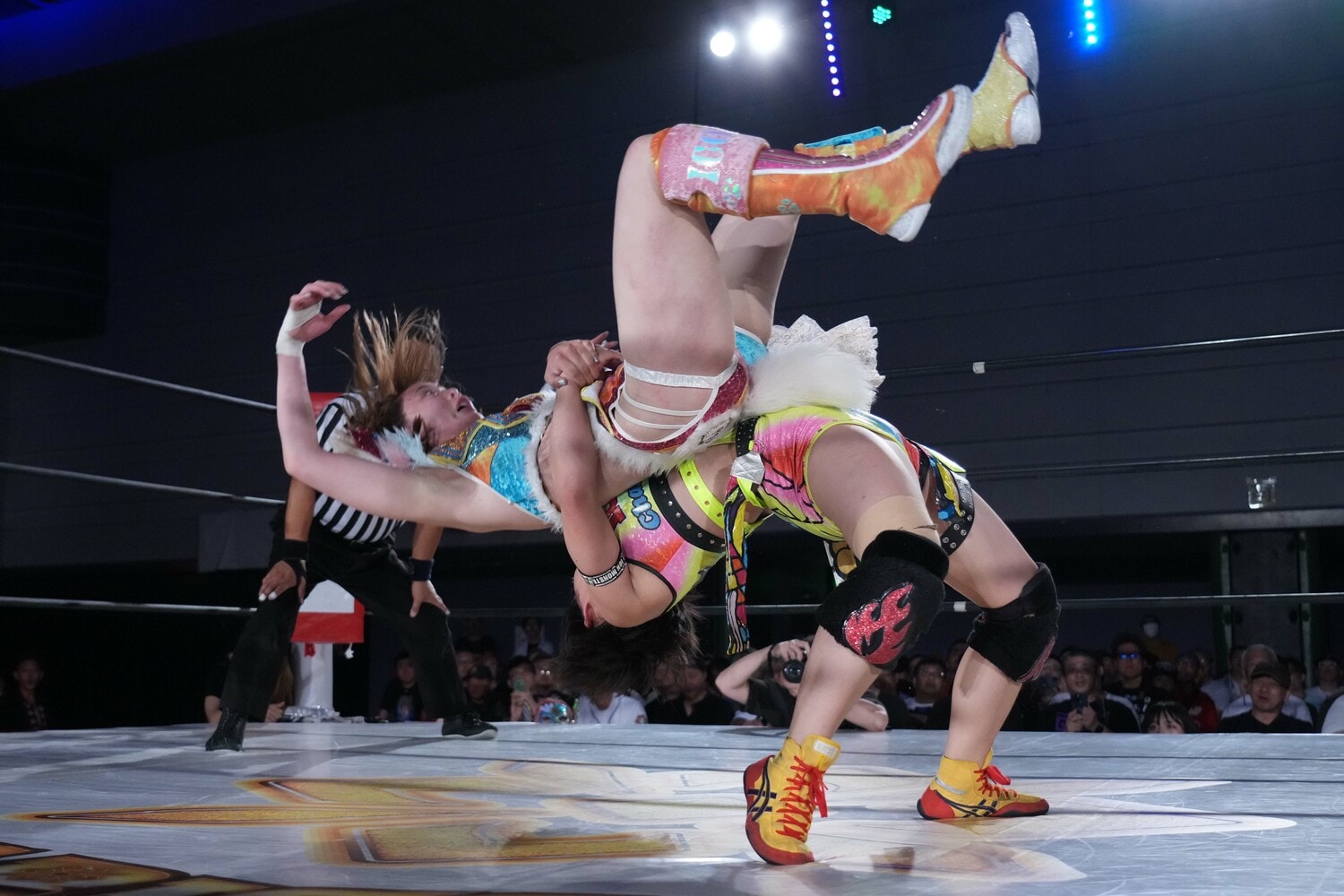 岩谷麻優を3発目のジャーマンスープレックスで投げる山岡聖怜　©Essei Hara