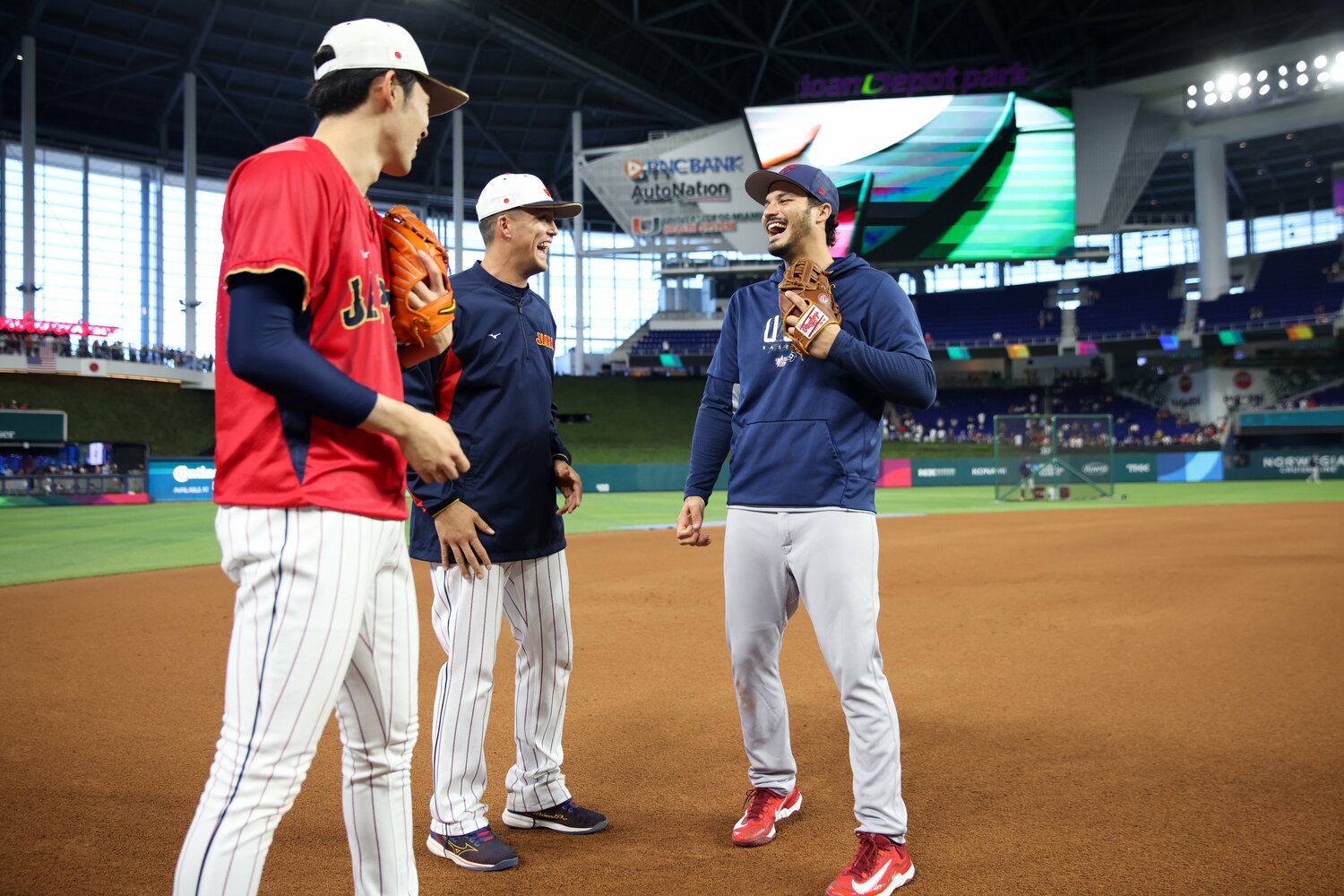 WBC決勝の試合前に談笑するアレナドとヌートバー。佐々木朗希も笑顔で会話に加わった　©Getty Images