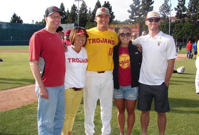 ラーズ家。左が父・チャーリーさん（提供=クミさん）