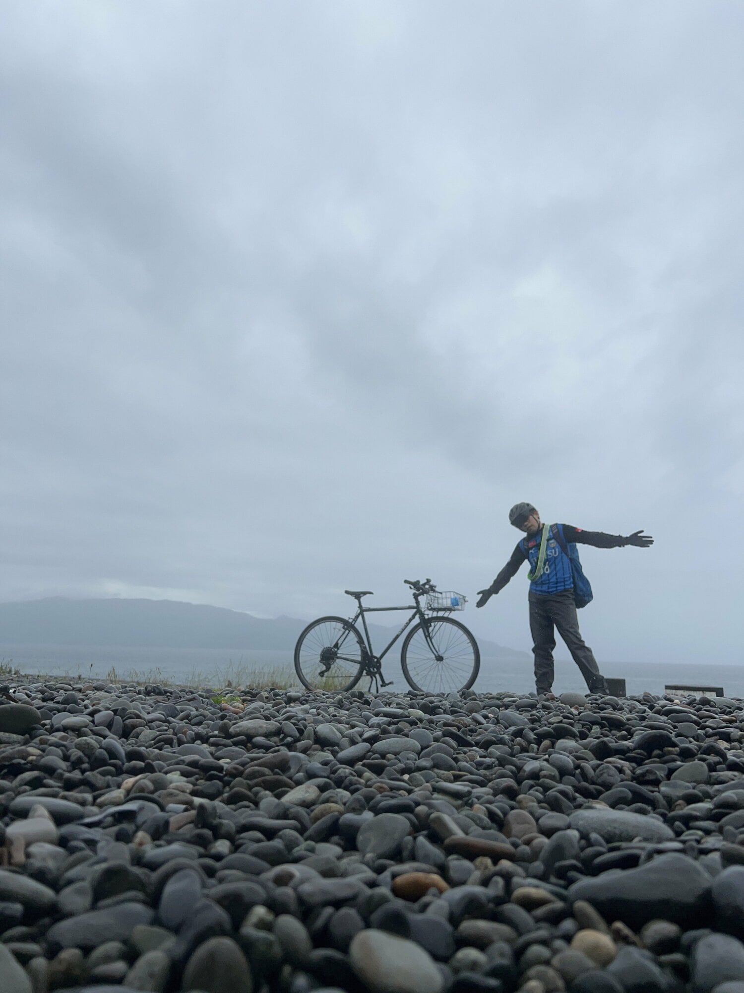 悪天候で灰色の駿河湾（小野田治矢さん提供）