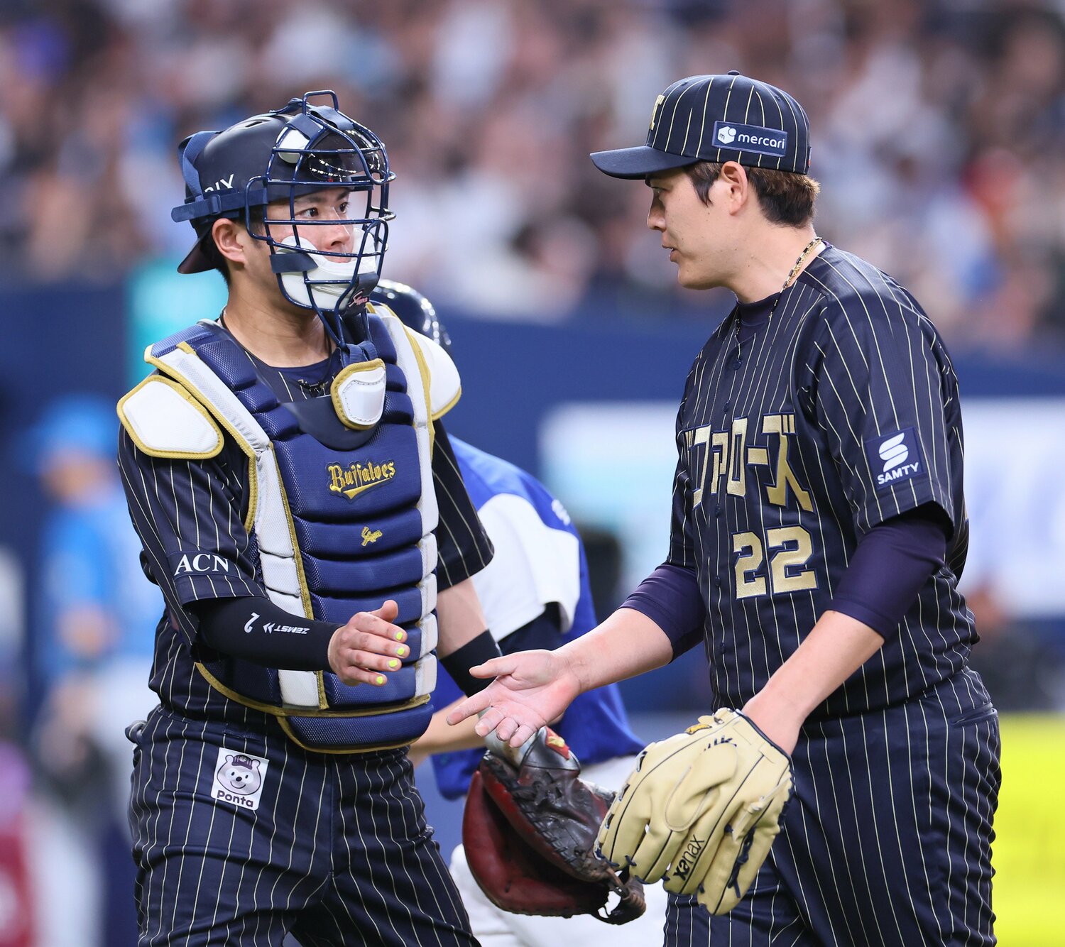 イニングを終えるたびに捕手と密に会話する九里