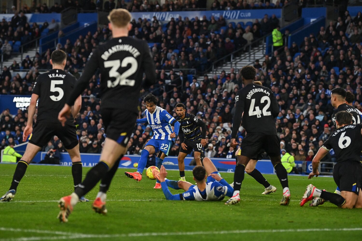 後半38分、こぼれ球に反応した三笘が右足シュートでネットを揺らす。しかし、ボールに触れていないフェルトマンがオフサイドと判定され、“幻のゴール”となった　©JIJI PRESS